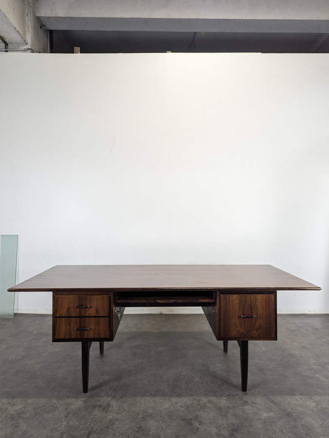 Bureau moderniste en bois exotique