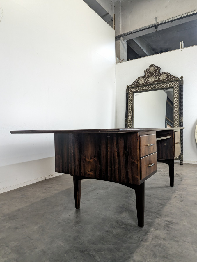 Bureau moderniste en bois exotique