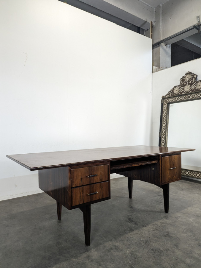 Bureau moderniste en bois exotique