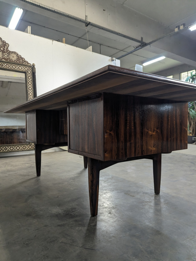 Bureau moderniste en bois exotique