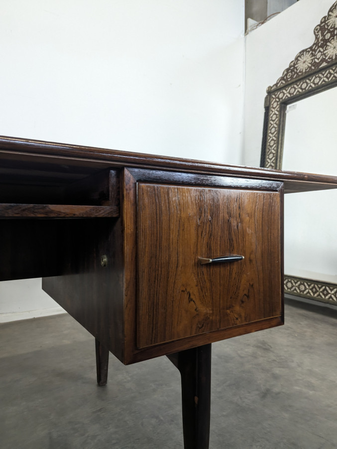 Bureau moderniste en bois exotique