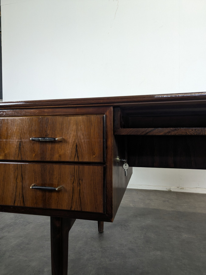 Bureau moderniste en bois exotique
