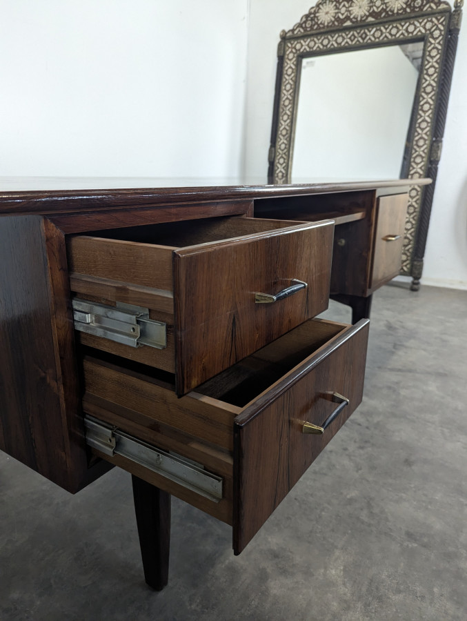 Bureau moderniste en bois exotique