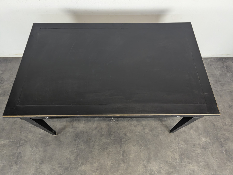 Grand bureau plat de style Louis XVI laqué noir et rechampi or