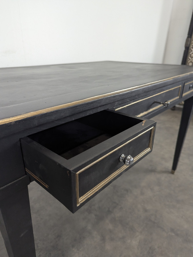 Grand bureau plat de style Louis XVI laqué noir et rechampi or