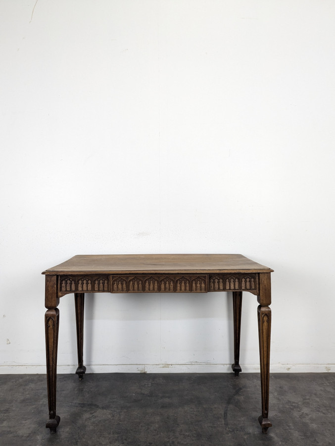 Table à écrire néogothique en noyer à frise d'arcatures