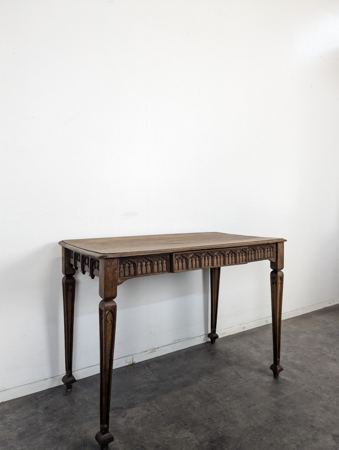 Table à écrire néogothique en noyer à frise d'arcatures