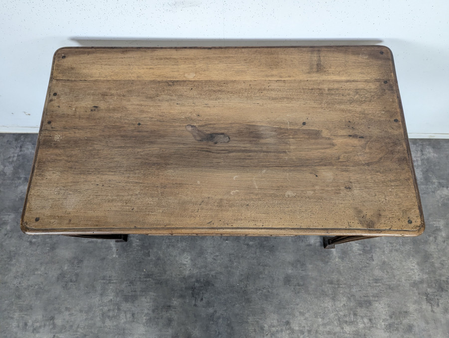 Table à écrire néogothique en noyer à frise d'arcatures
