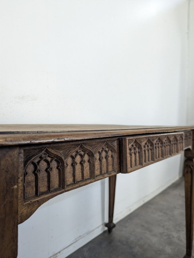 Table à écrire néogothique en noyer à frise d'arcatures