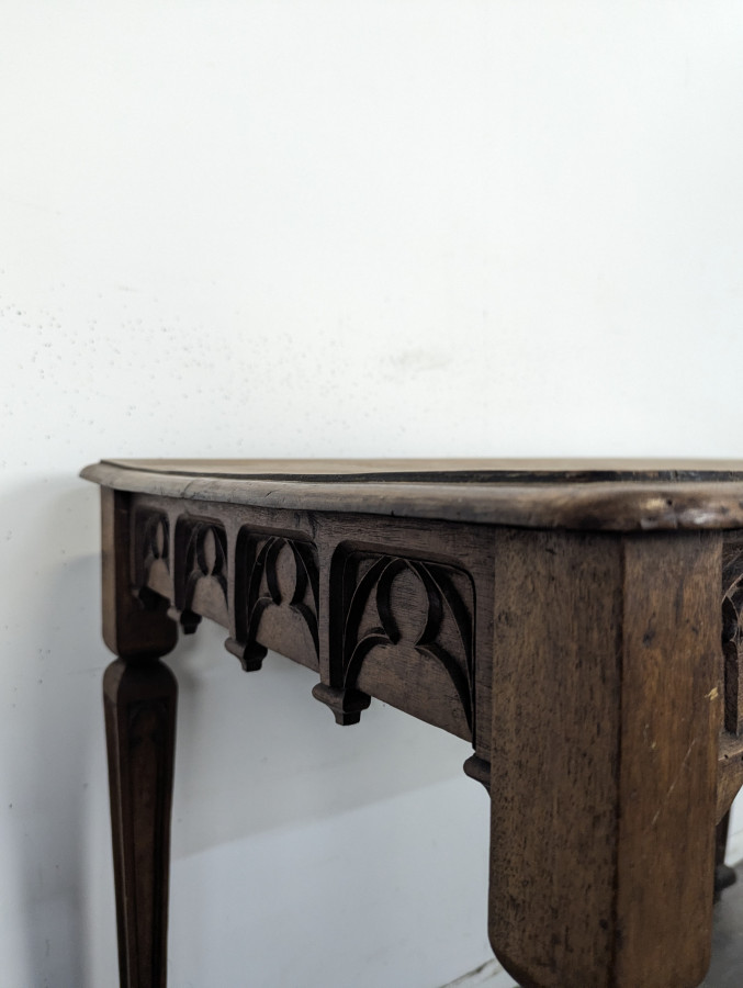 Table à écrire néogothique en noyer à frise d'arcatures