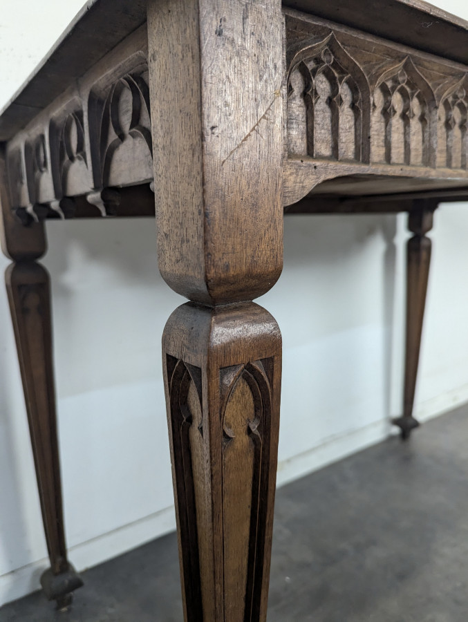 Table à écrire néogothique en noyer à frise d'arcatures