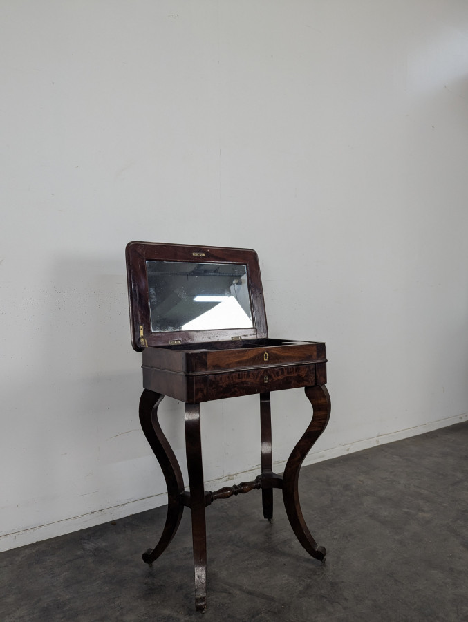 Coiffeuse Louis-Philippe en acajou à miroir relevable