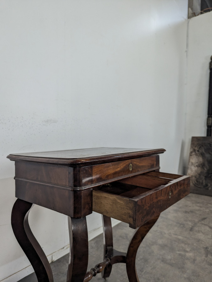 Coiffeuse Louis-Philippe en acajou à miroir relevable