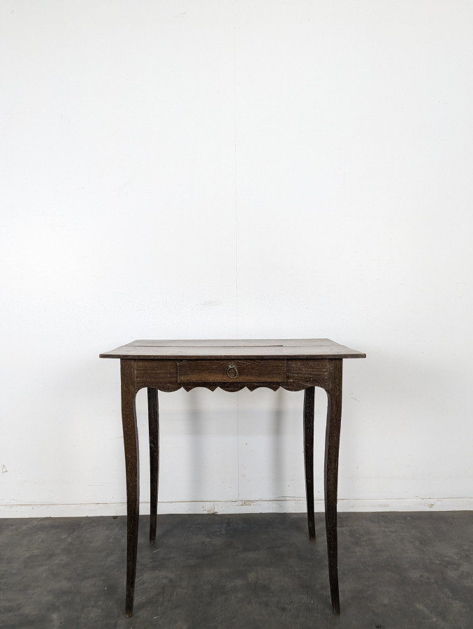 Petite table à écrire Louis XV en noyer à un tiroir