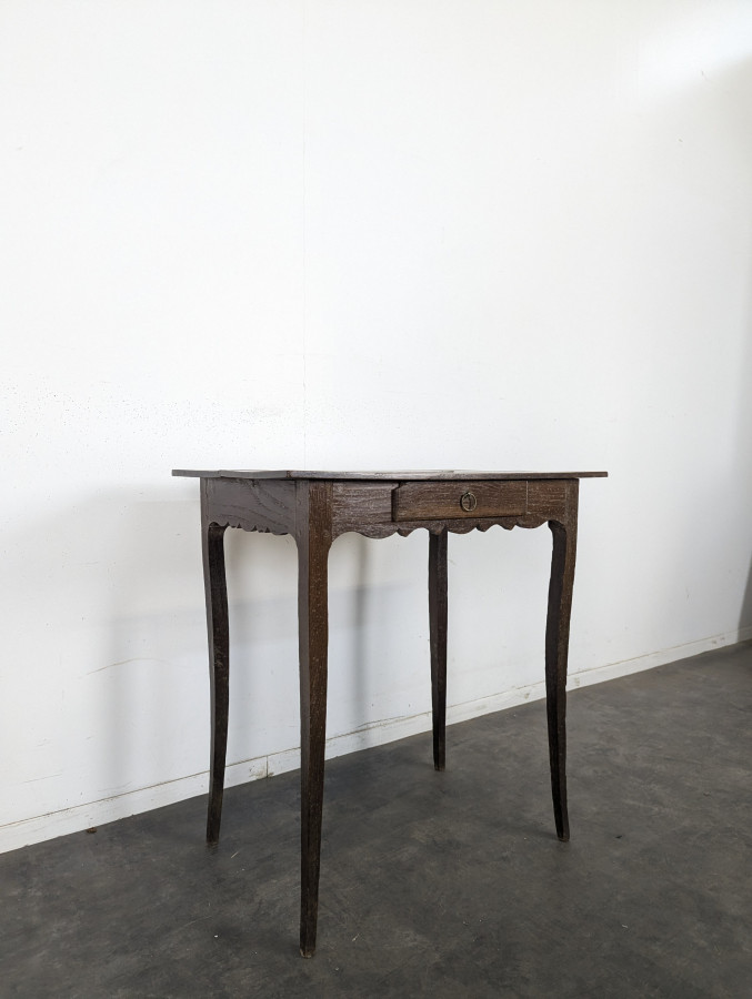 Petite table à écrire Louis XV en noyer à un tiroir