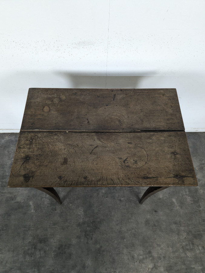 Petite table à écrire Louis XV en noyer à un tiroir