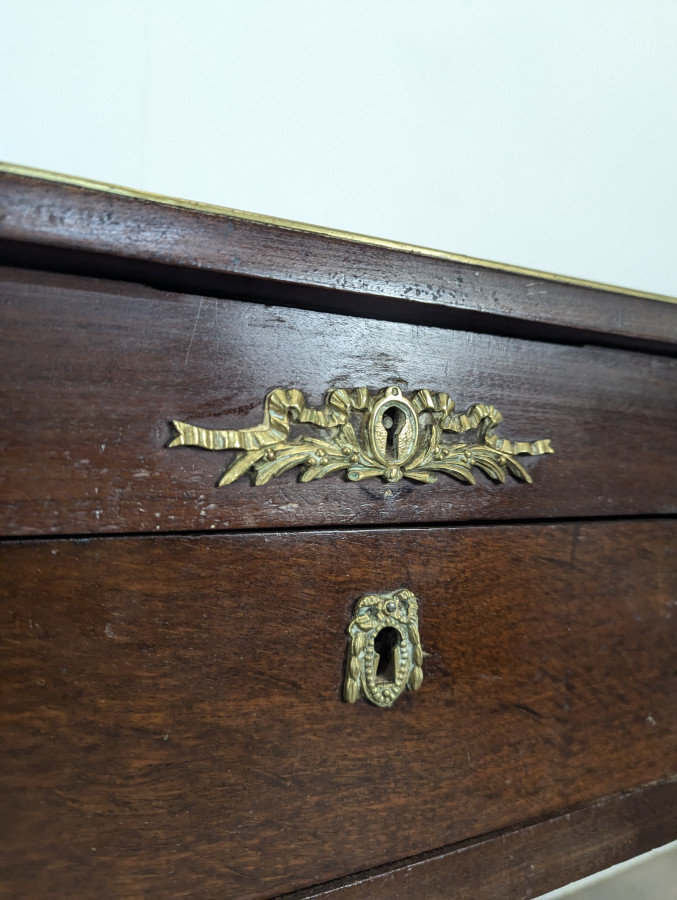 Coiffeuse Louis XVI en acajou à plateau abattant et miroir