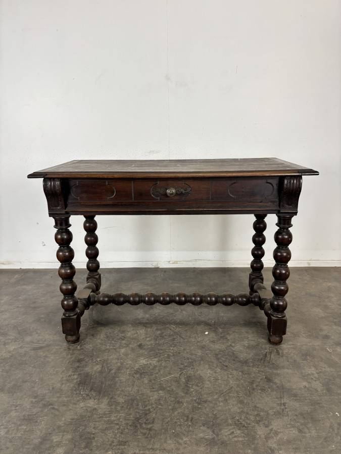Bureau table Louis XIII en noyer à pieds tournés en chapelet