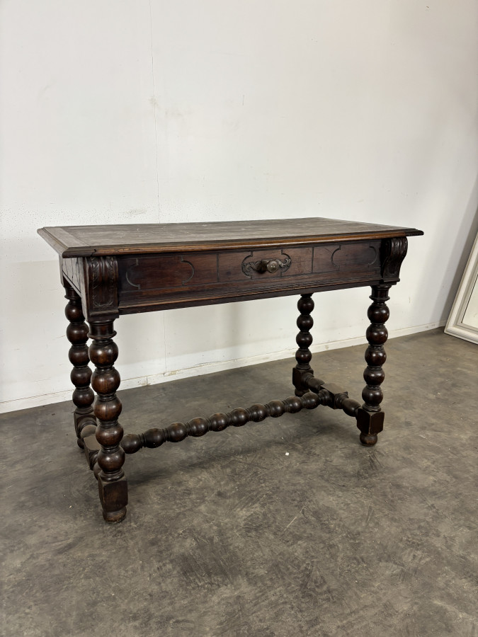 Bureau table Louis XIII en noyer à pieds tournés en chapelet