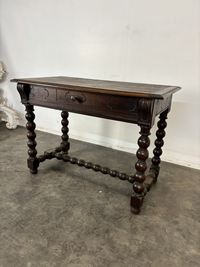 Bureau table Louis XIII en noyer à pieds tournés en chapelet