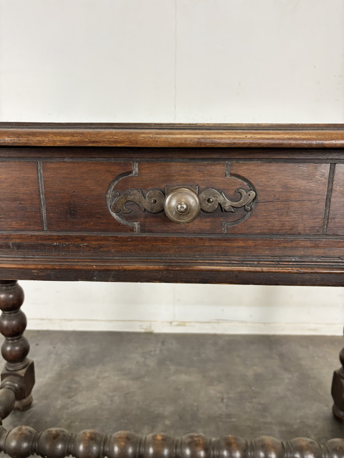 Bureau table Louis XIII en noyer à pieds tournés en chapelet