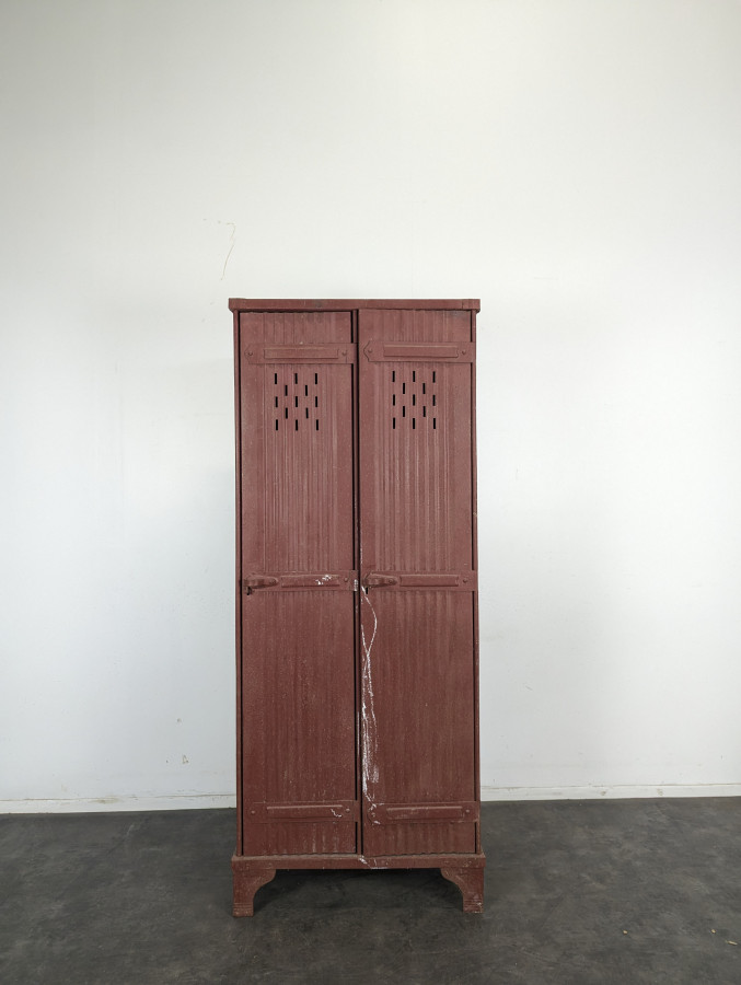 Vestiaire d'atelier en métal peint rouge à deux portes