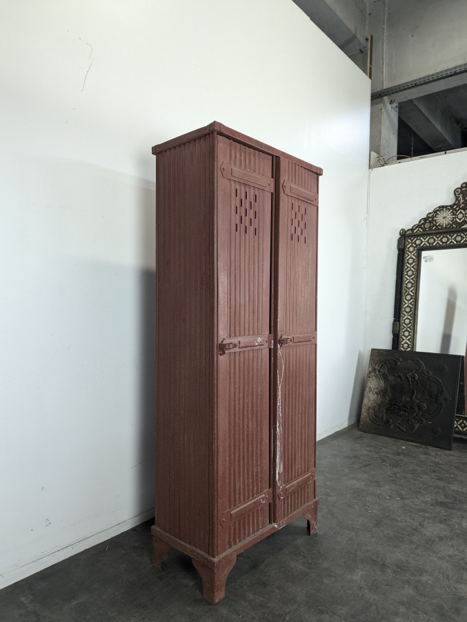 Vestiaire d'atelier en métal peint rouge à deux portes