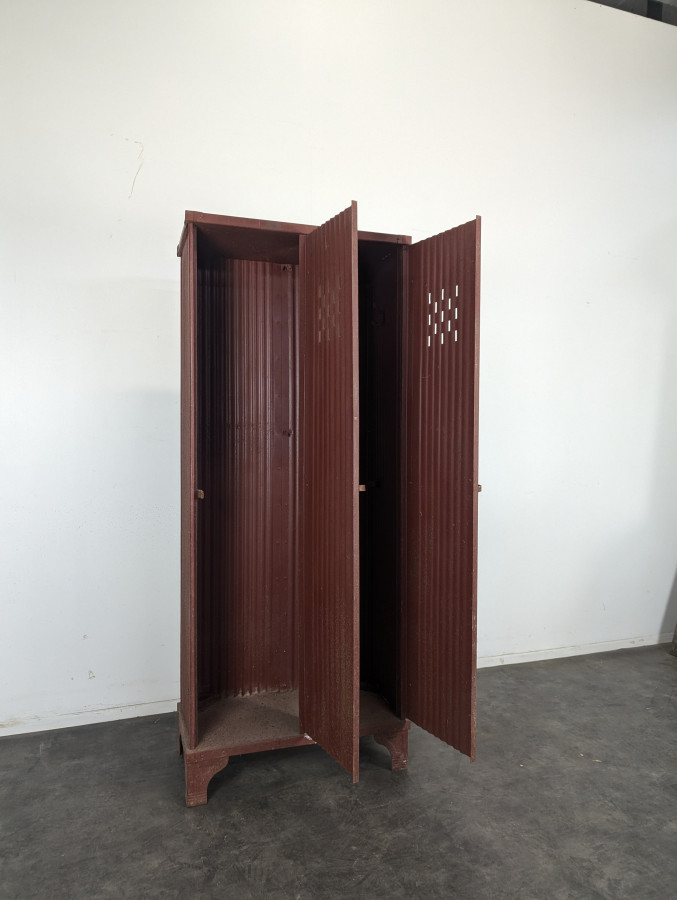 Vestiaire d'atelier en métal peint rouge à deux portes