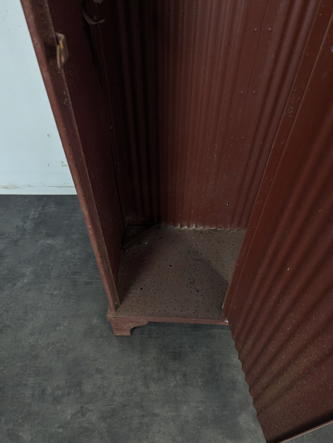 Vestiaire d'atelier en métal peint rouge à deux portes