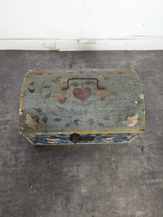 Coffret de mariage normand en bois peint à décor floral du XIXe
