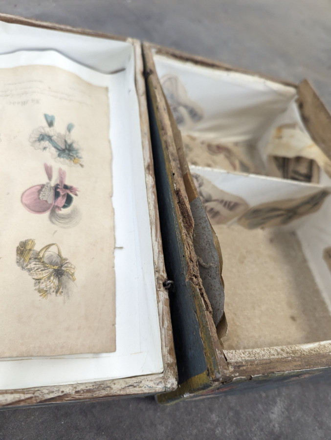 Coffret de mariage normand en bois peint à décor floral du XIXe