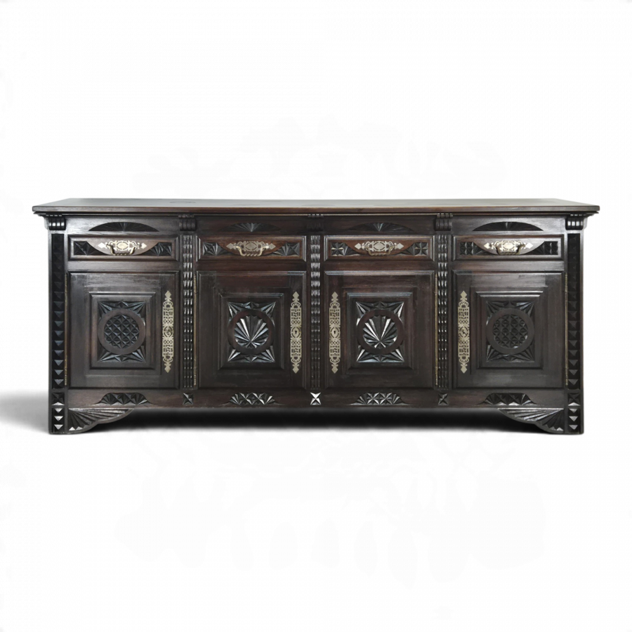 Enfilade bretonne quatre portes en chêne sculpté et laiton