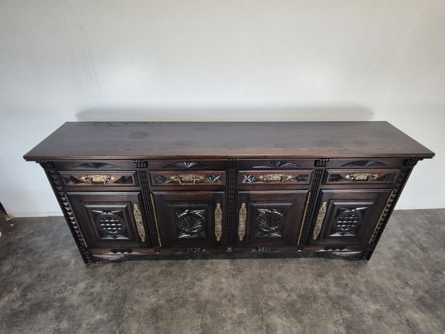 Enfilade bretonne quatre portes en chêne sculpté et laiton