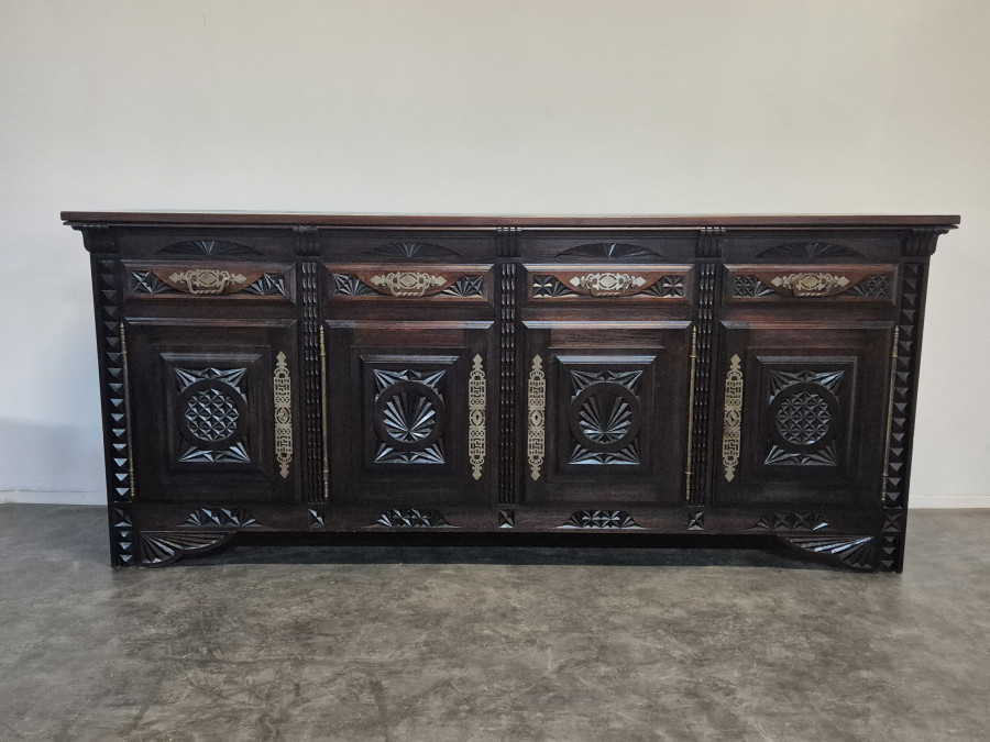 Enfilade bretonne quatre portes en chêne sculpté et laiton