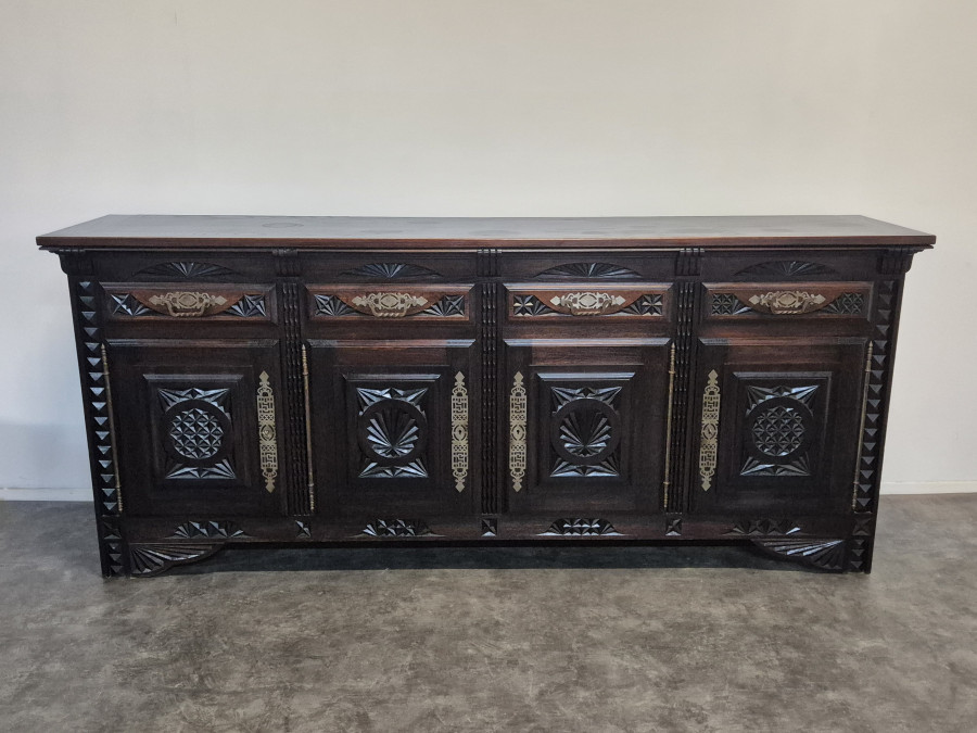 Enfilade bretonne quatre portes en chêne sculpté et laiton