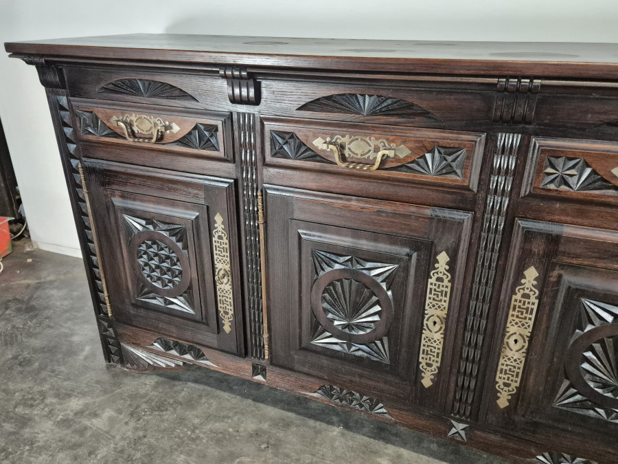 Enfilade bretonne quatre portes en chêne sculpté et laiton