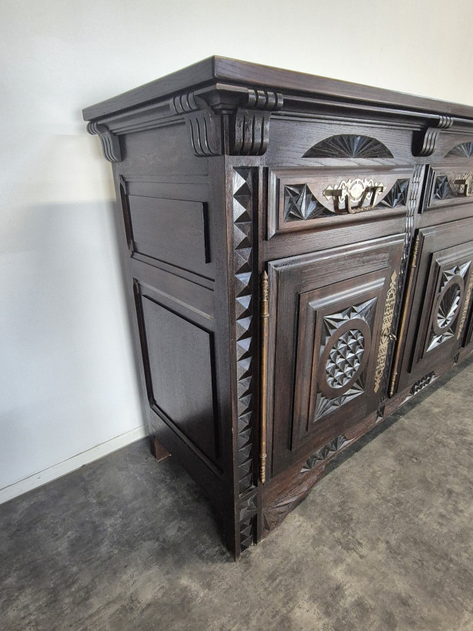 Enfilade bretonne quatre portes en chêne sculpté et laiton