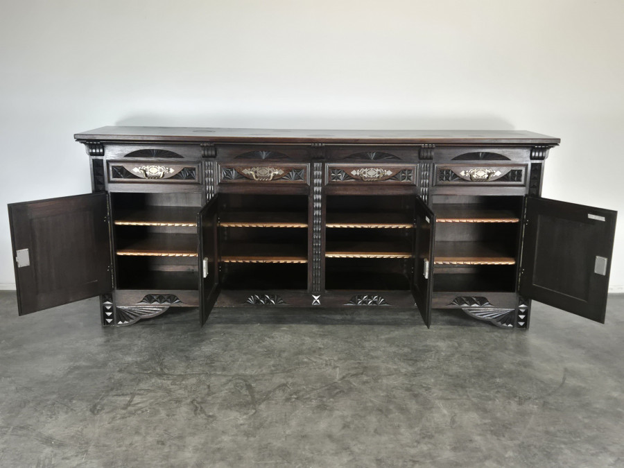 Enfilade bretonne quatre portes en chêne sculpté et laiton