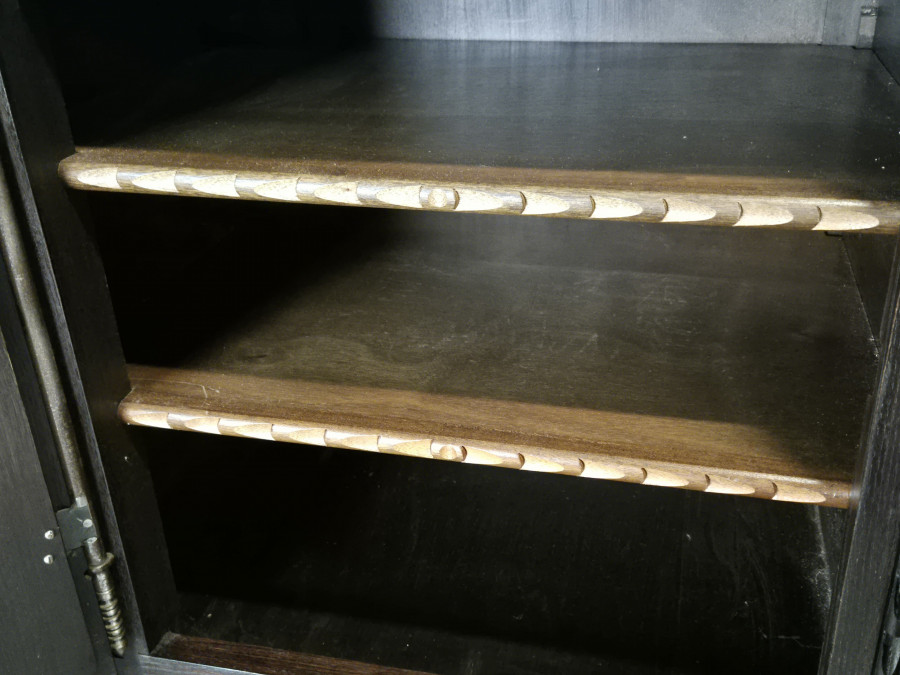 Enfilade bretonne quatre portes en chêne sculpté et laiton