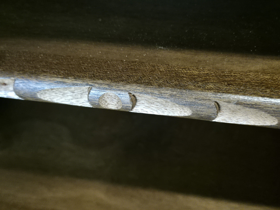 Enfilade bretonne quatre portes en chêne sculpté et laiton
