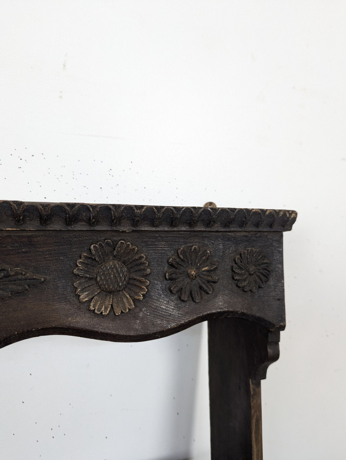 Étagère murale égouttoir en chêne sculpté de fleurs