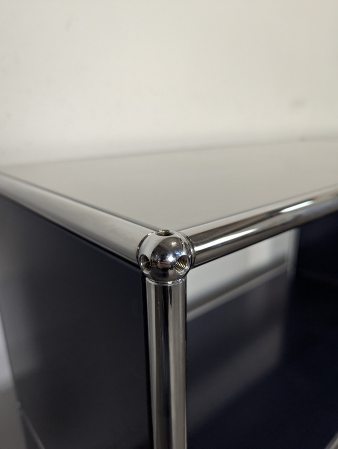 Meuble de rangement USM Haller bleu acier 4 cases ouvertes