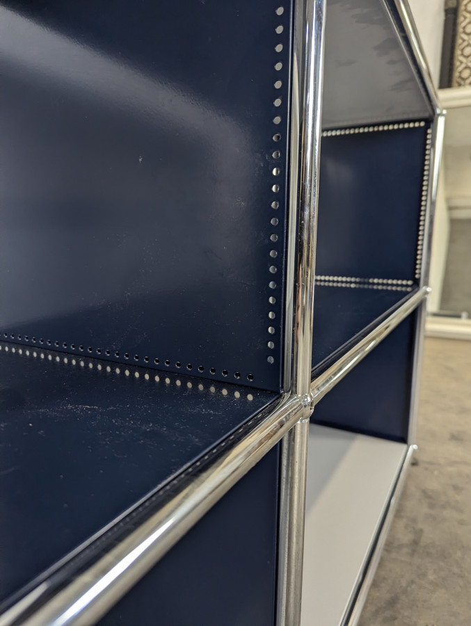 Meuble de rangement USM Haller bleu acier 4 cases ouvertes