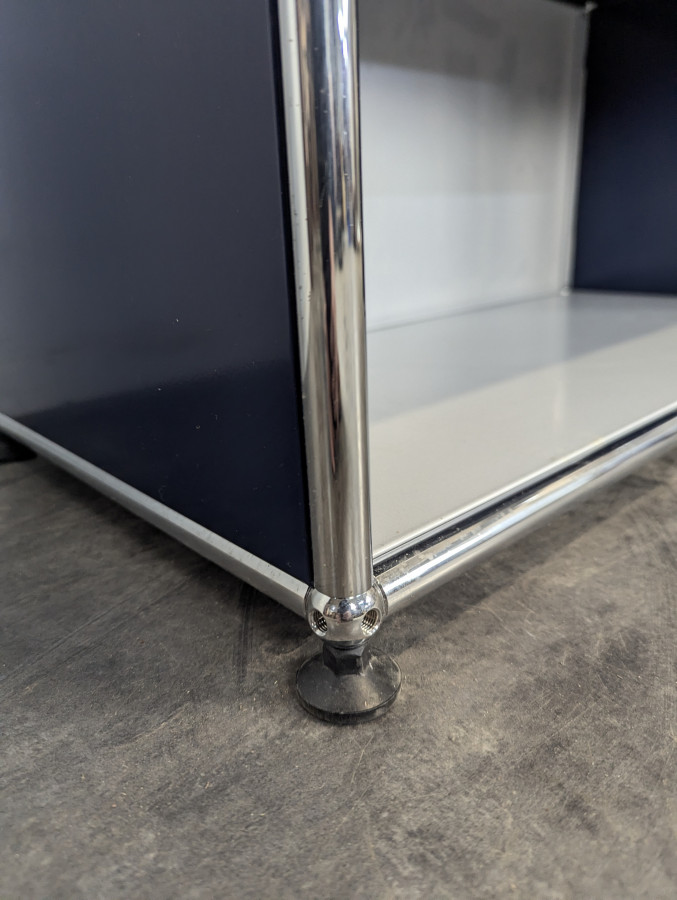 Meuble de rangement USM Haller bleu acier 4 cases ouvertes