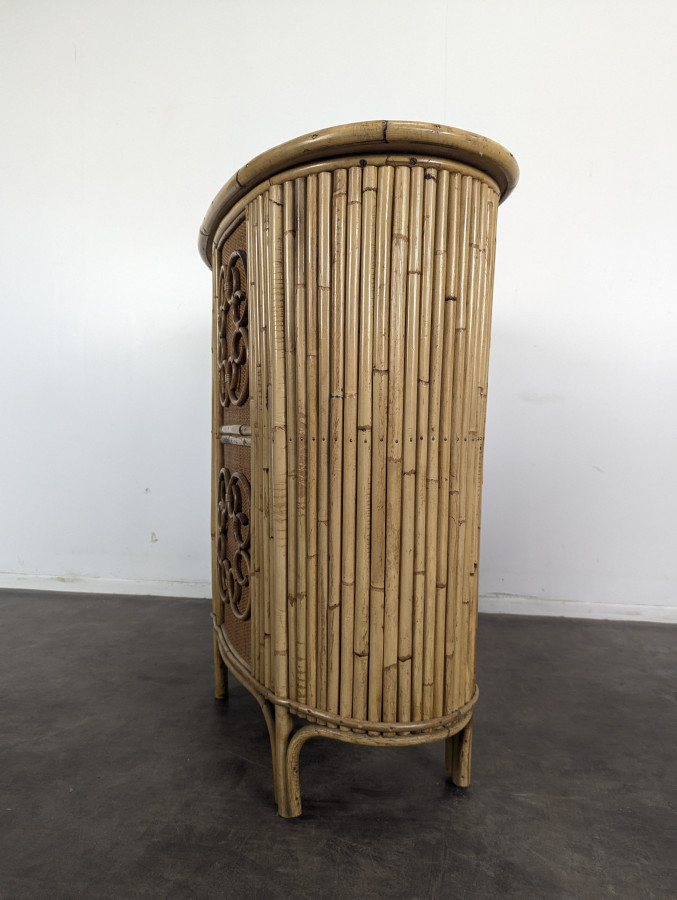 Comptoir et tabourets en bambou et rotin