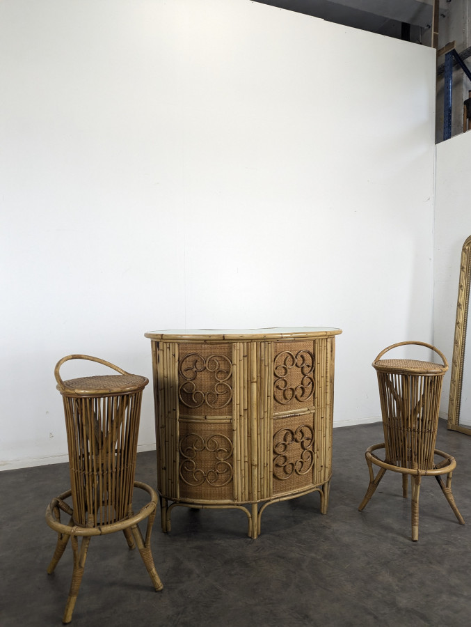 Comptoir et tabourets en bambou et rotin