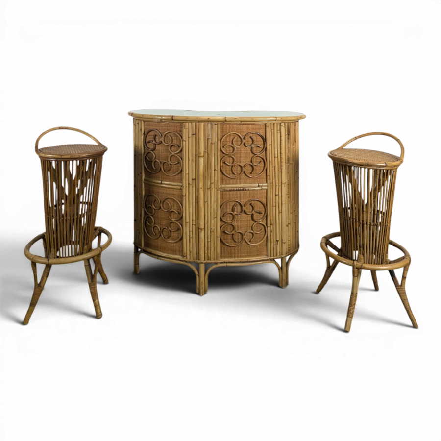 Comptoir et tabourets en bambou et rotin