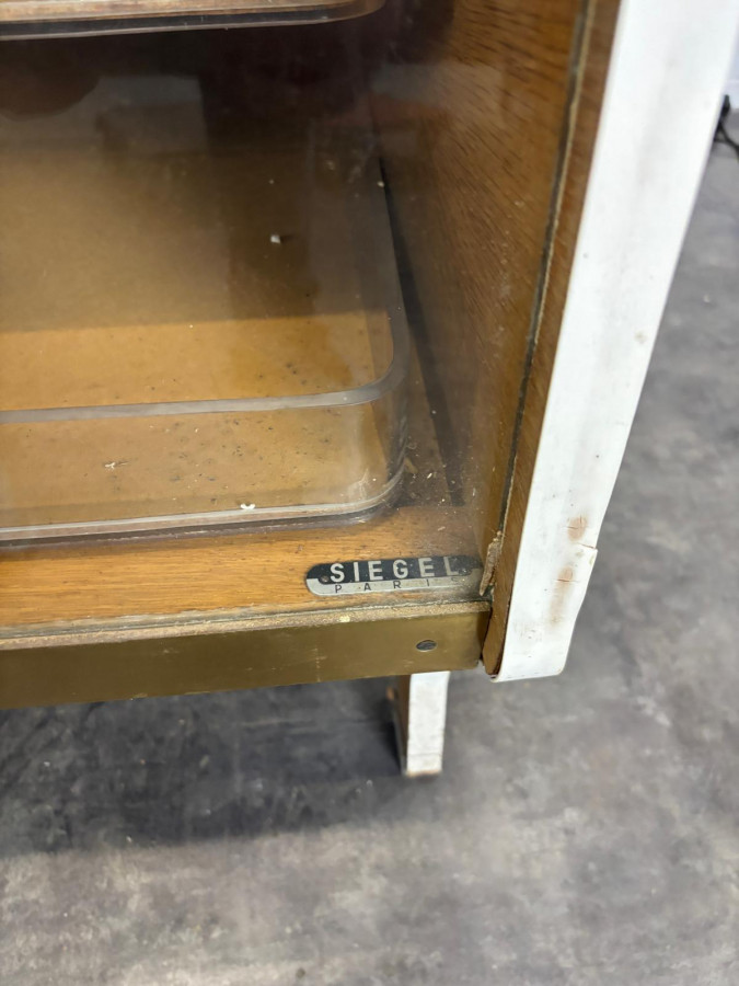 Meuble de métier comptoir Siegel Paris, entièrement vitré
