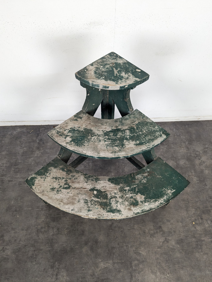 Escabeau d'angle en bois peint vert à trois marches