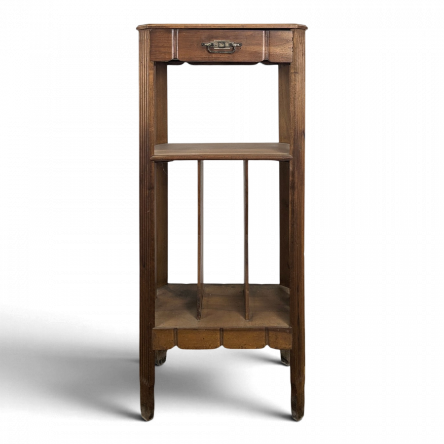 Meuble à partitions 1900 en noyer à casiers et un tiroir